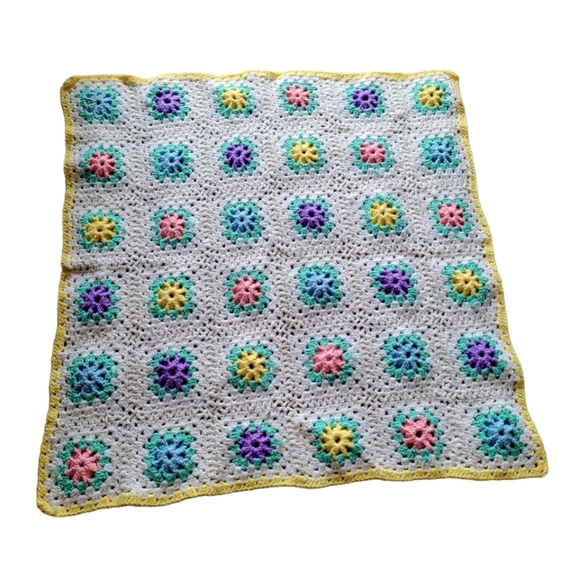 Hand Crocheted Baby Girls 3 Dimensional Floral Lap Blanket Pastel Colors 32 x 35 - Picture 2 of 4